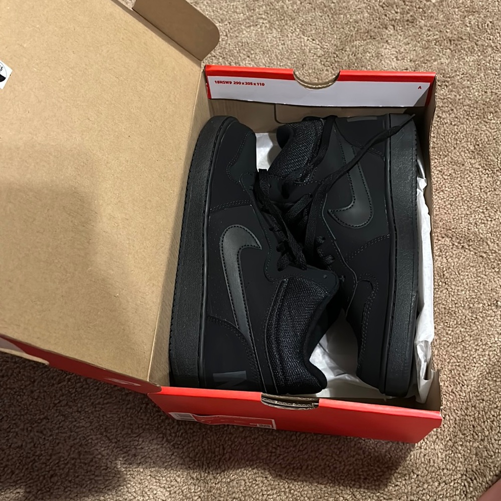 Hightop Nike Sneakers (7Y, 8.5W)